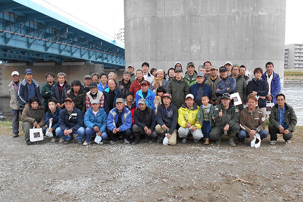 多摩川鯉釣り大会参加者